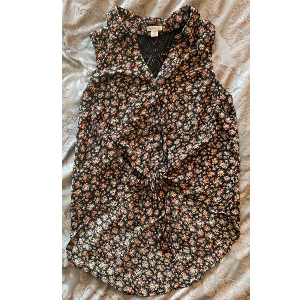 Button up sleeveless blouse with front tie.